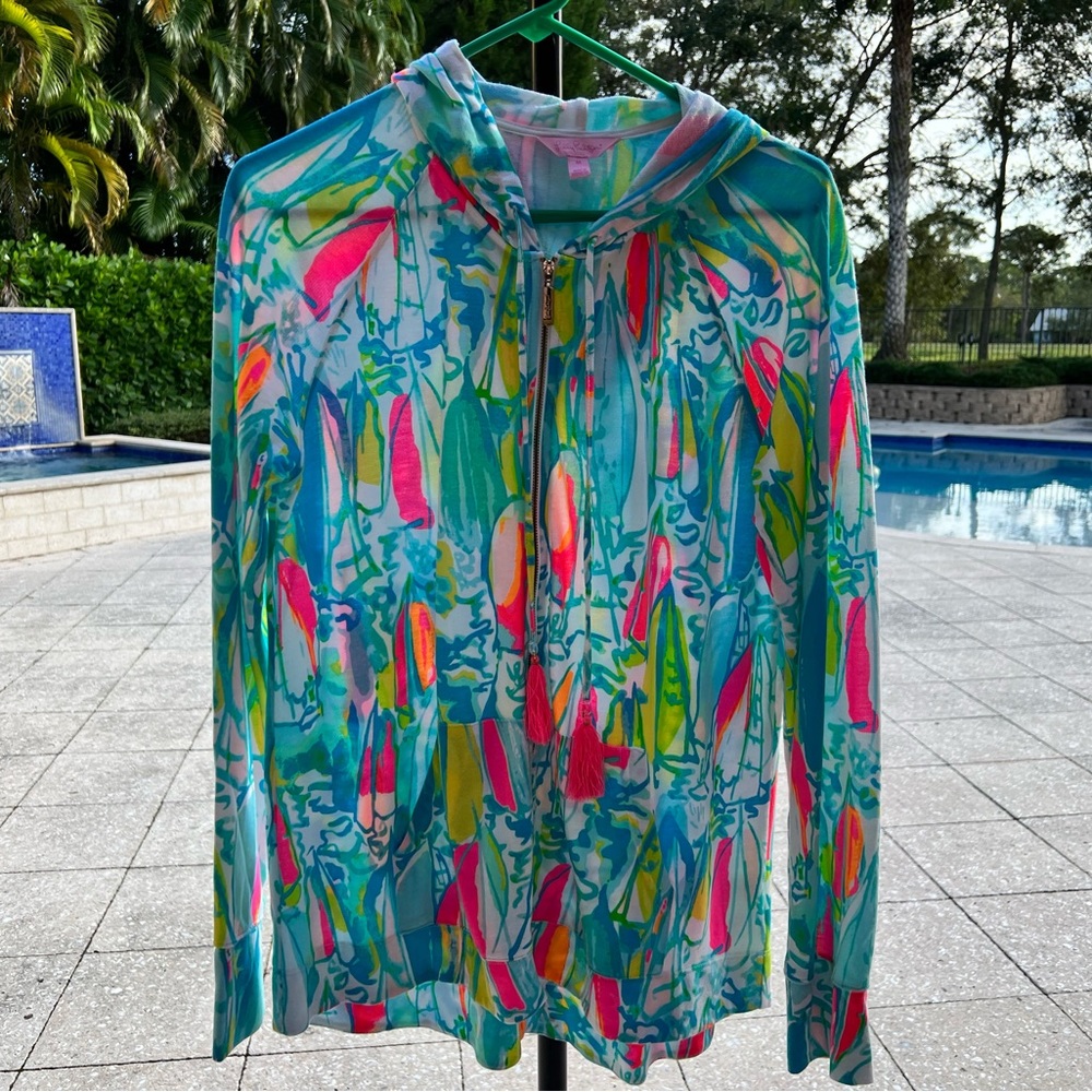Lilly Pulitzer Med Mooring Hoodie in Beach and Bae. Full zip style with tassels